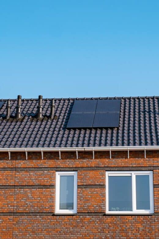 Nieuwbouw huizen met zonnepanelen op het dak tegen een zonnige hemel Close up van zonnepaneel